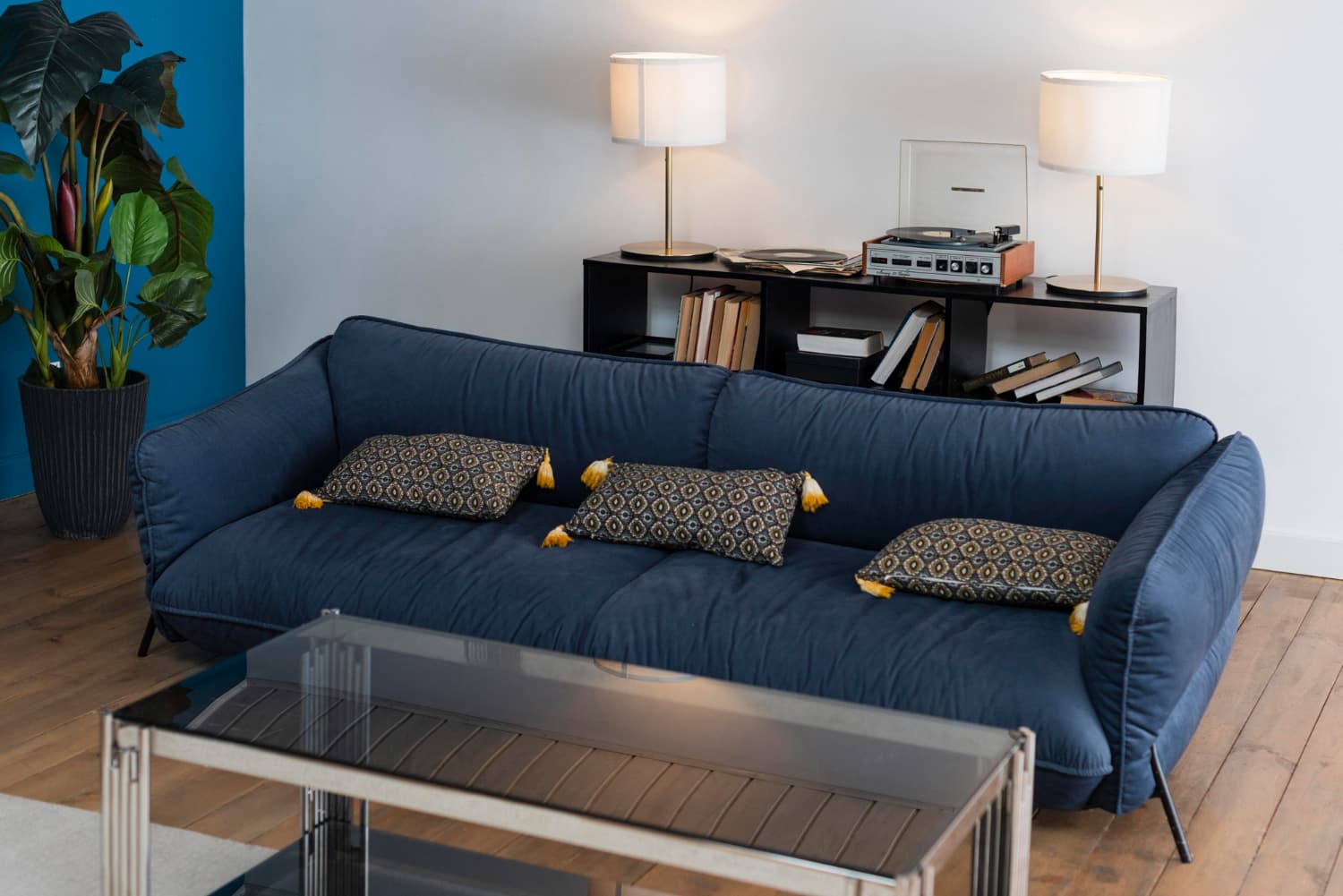 How to Maintain Fresh Sofas in Small Living Spaces